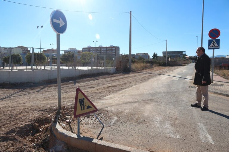 Vila-real inicia els treballs d’obertura del carrer Serra de les Santes per a millorar la connexió amb la zona del Madrigal