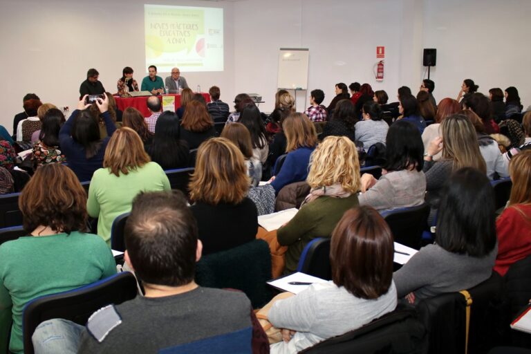 Docents i pares i mares d’Onda participen en jornades de formació