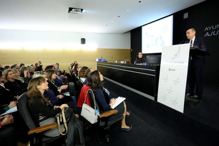 Alacant celebra la Gal·la de la Dona amb la medallista paralímpica Teresa Perales