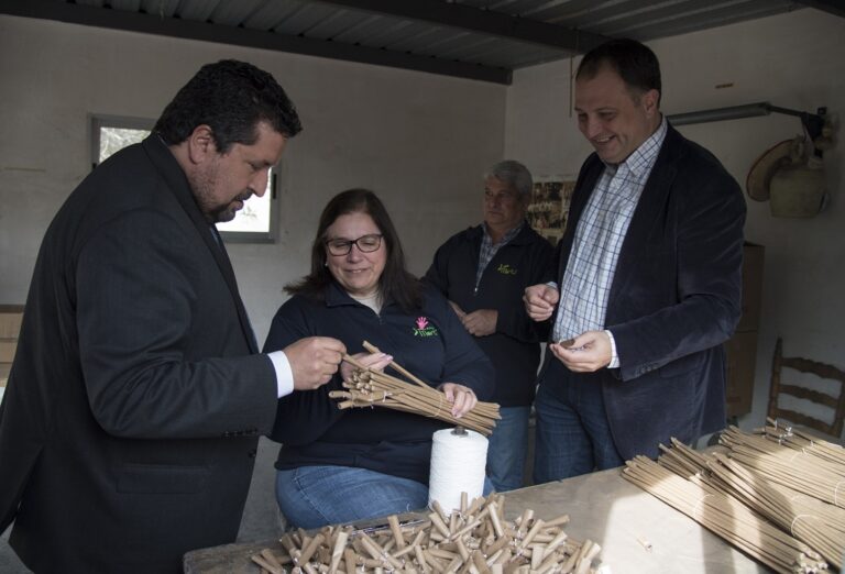 Moliner comparteix una jornada de treball a la Pirotècnia Martí, ubicada a Onda
