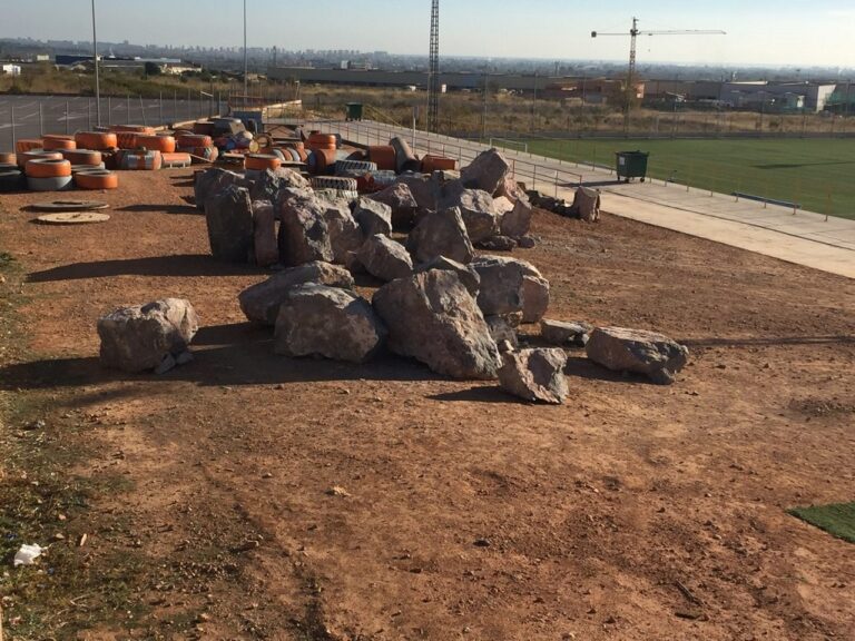 El Patronat d’Esports augmenta la zona de trial bici amb 100 tones de pedra d’escollera