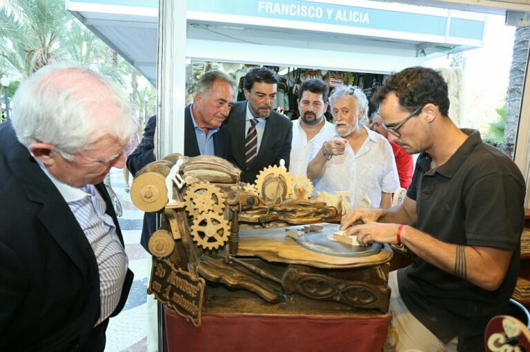 L’alcalde d’Alacant visita els llocs d’artesania de l’Esplanada per a conéixer les inquietuds dels comerciants