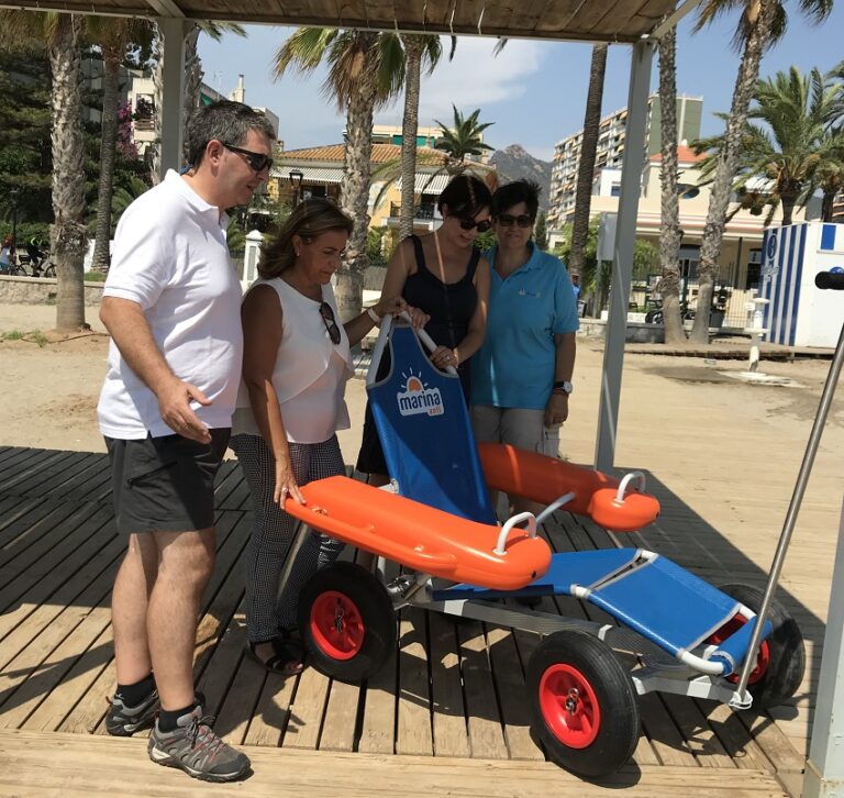 Noves cadires adaptades pel bany de persones discapacitades a Benicàssim