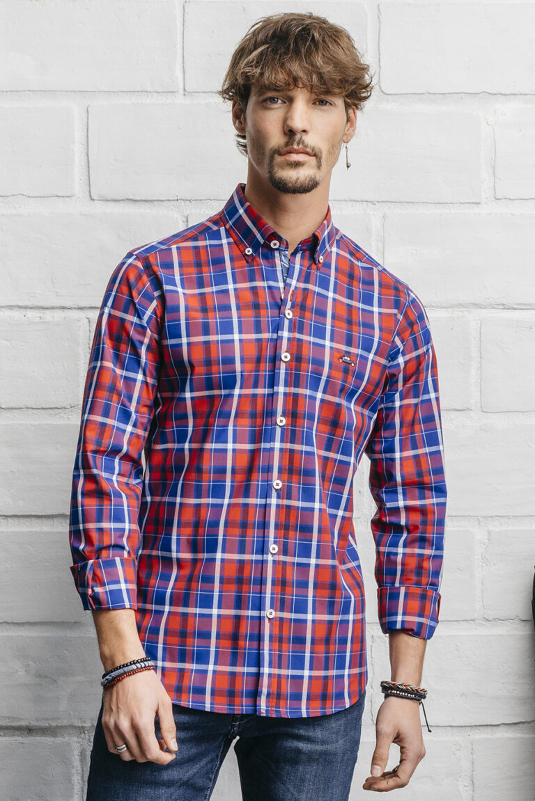 Cómo combinar tu camisa a cuadros hombre