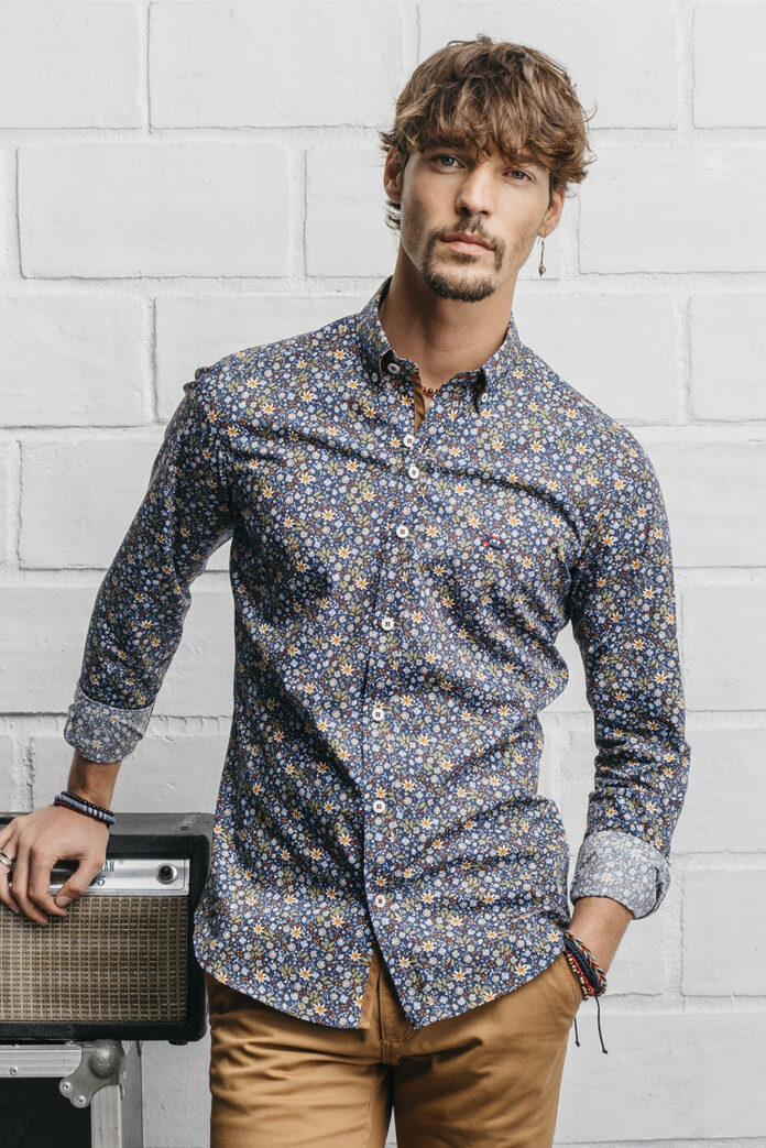 camisa-estampada-hombre-flores-color