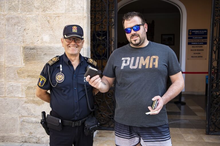 Es troba una cartera amb 763 € a Cullera i l’entrega a la Policia