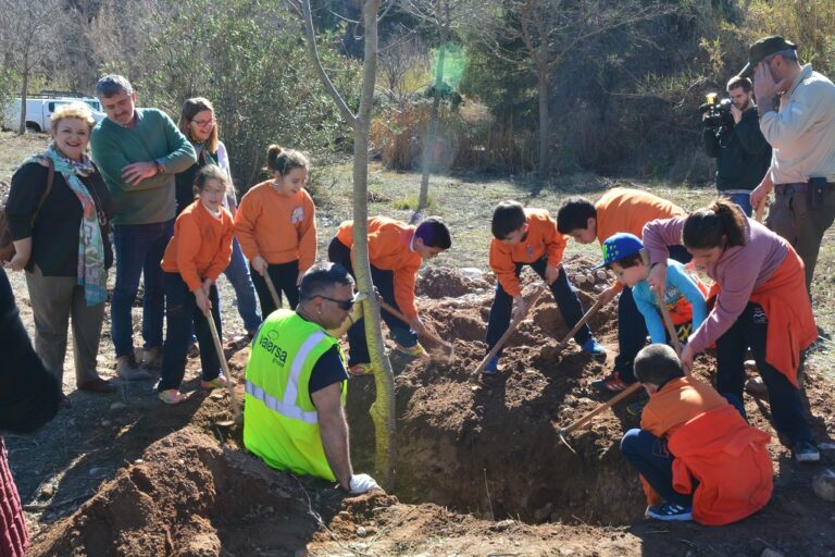 La Diputació de Valencia promou l’educació ambiental i la protecció d’espècies atòctones en el Dia de l’Arbre