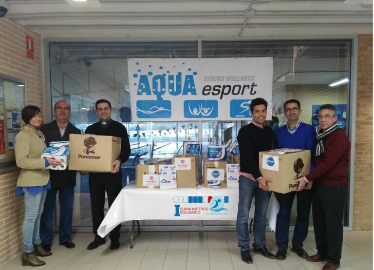La piscina municipal de Benicàssim acull el “Sumametros solidari” a benefici de Caritas i la ONG Sant Vicent de Paul