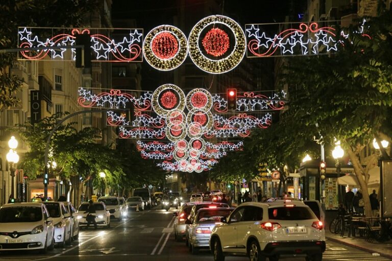 Alacant encén l’enllumenat nadalenc en La Rambla