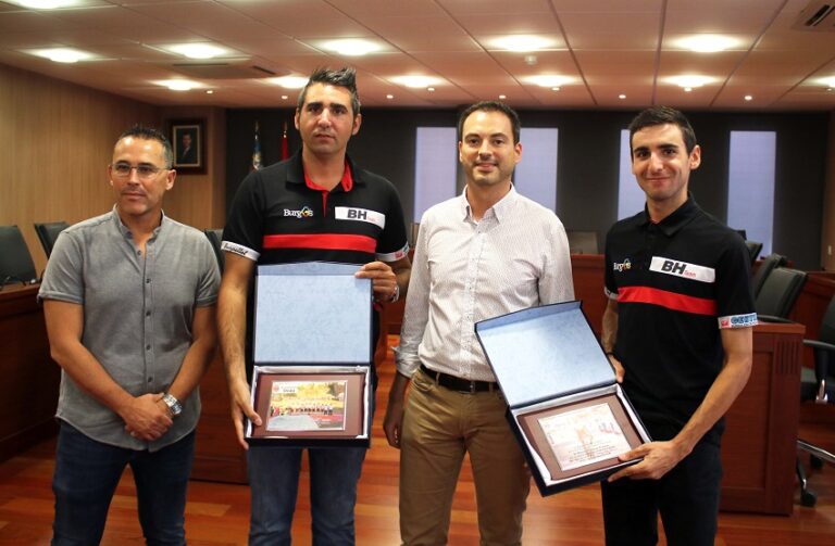Onda homenatja als germans Cabedo després de la seva participació en La Vuelta