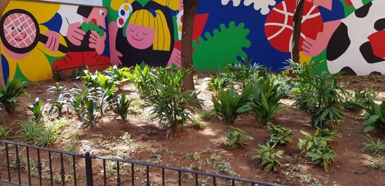 La Plaça de Maria Beneyto estrena un jardí renovat, amb un mural i una zona de jocs millorada