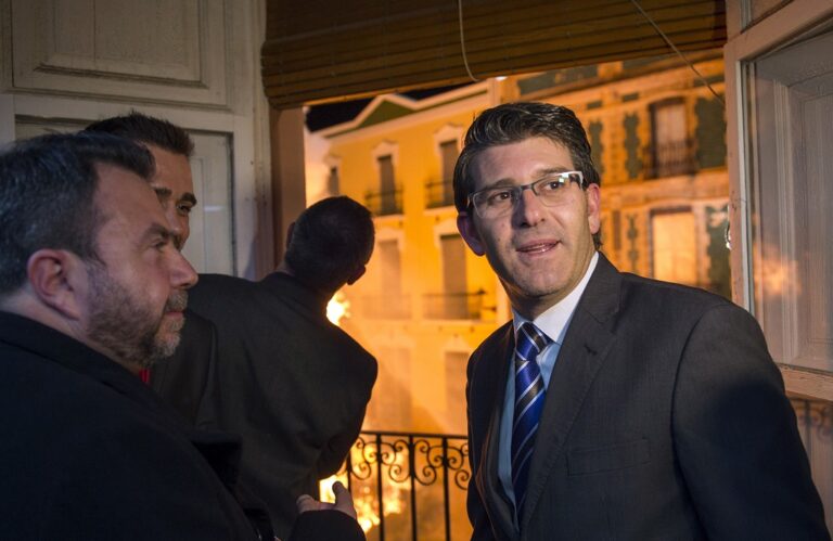 Jorge Rodríguez participa en la tradicional ’encesa’ de la foguera monumental de Canals