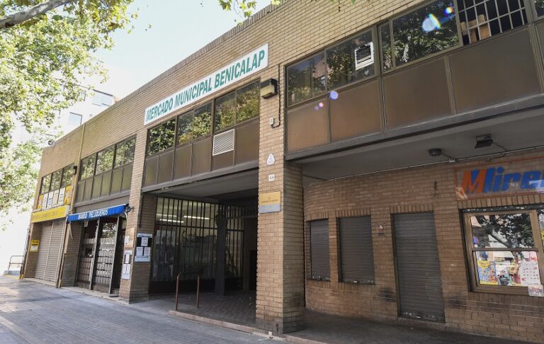Avancen les obres de reparació de la façana i parades del mercat de Benicalp
