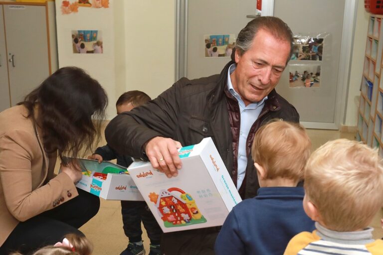 Miquel Zaragoza entrega joguets als xiquets i xiquetes de la Llar Provincial