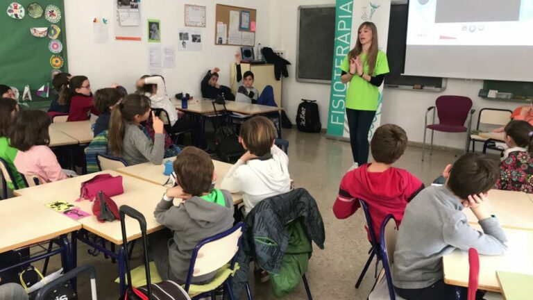 Els escolars aprenen normes de fisioteràpia per a prevenir patologies de l’esquena