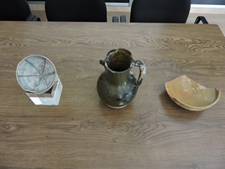 Descobreixen en aigües de Dénia els vestigis i tres peces ceràmiques del naufragi d’una nau medieval