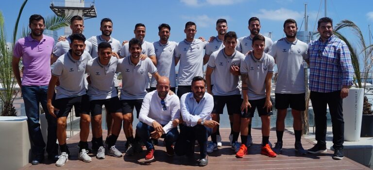 Els tretze nous jugadors del C.D. Castelló se presenten en el Grau de Castelló