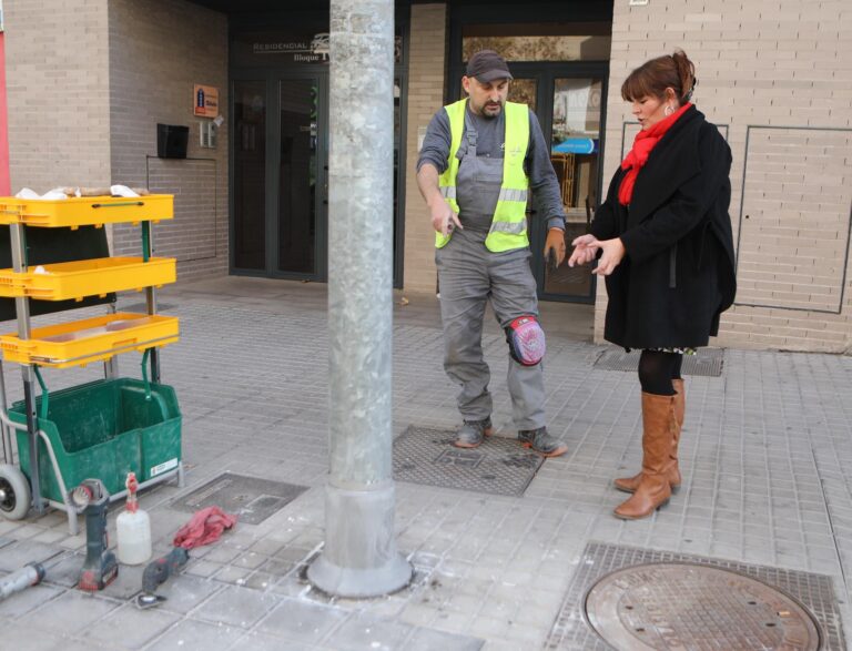 Salut Pública actua de nou sobre els fanals per l’oxidació que provoquen els orins dels gossos
