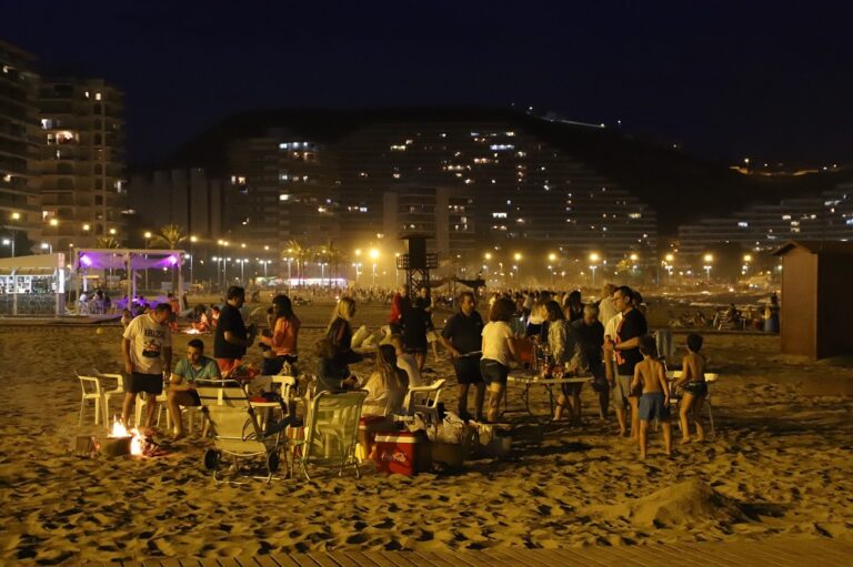 Sant Joan multitudinari i tranquil a Cullera