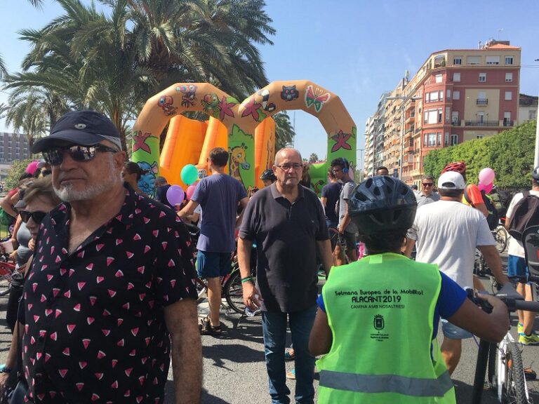 Milers de persones gaudeixen de la Ciclovía del litoral d’Alacant en l’inici de la Setmana Europea de la Mobilitat