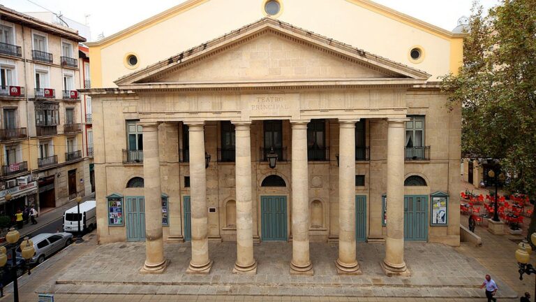 Un home detingut a Alacant per destrossar la façana del Teatre Principal