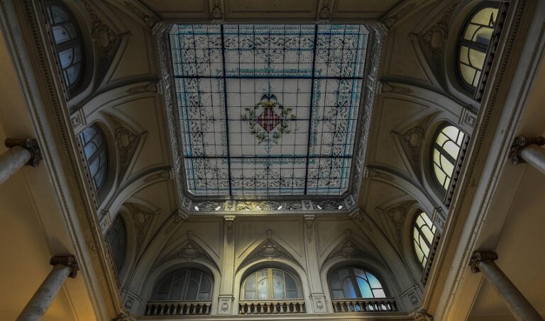 L’ajuntament de València torna a lluir la vidrera del seu vestibul