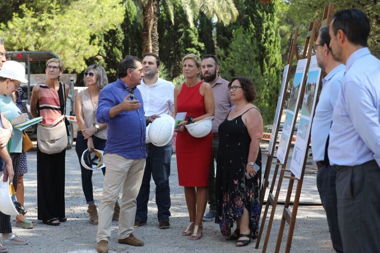 Marco supervisa les obres que convertiran La Pineda en un centre de dia per a l’Alzheimer