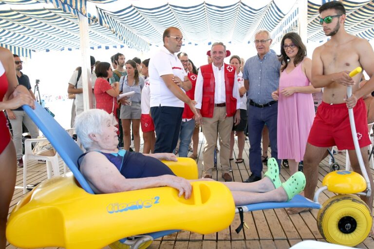 Més de 4.600 persones amb mobilitat reduïda han gaudit de les platges accessibles de València